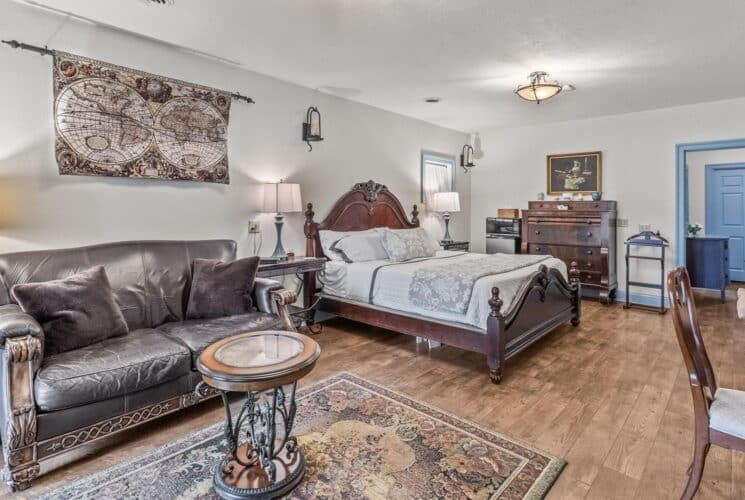 Houghtelin’s Hideaway Room